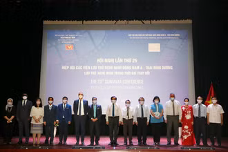 Các đại biểu dự lễ khai mạc Hội nghị. 