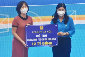 LĐLĐ TP Hà Nội trao 12 tỷ đồng tới Quỹ vaccine cho công nhân