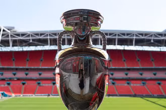 Chiếc cup EURO danh giá chờ đợi chủ nhân tiếp theo. (Ảnh: UEFA)