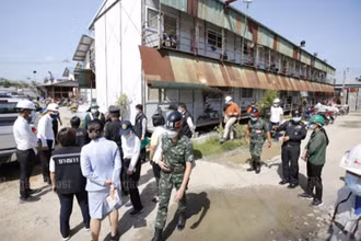 Các quan chức Thái Lan đang kiểm tra một khu nhà ở của công nhân ở thủ đô Bangkok. (Ảnh: Bưu điện Bangkok)