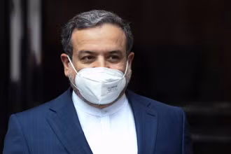Thứ trưởng Ngoại giao Iran Abbas Araghchi sau cuộc họp của Ủy ban chung giám sát JCPOA, tại Vienna, ngày 12-6. (Ảnh: Reuters)