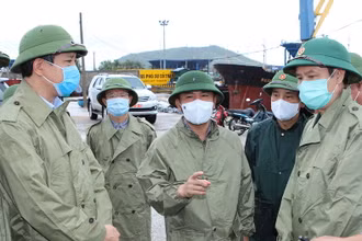 Bí thư Tỉnh ủy Thanh Hóa trao đổi, chỉ đạo lực lượng chức năng tổ chức tìm kiếm ngư dân còn mất tích.