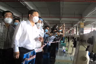 Phó Chủ tịch UBND thành phố Hồ Chí Minh Dương Anh Đức kiểm tra công tác phòng dịch tại một khu vực nhà xưởng của Công ty TNHH PouYuen Việt Nam.