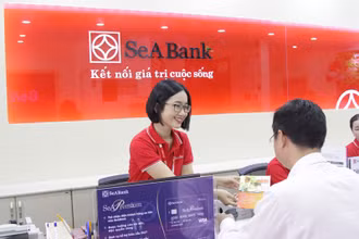 Khách hàng giao dịch tại chi nhánh SeABank.