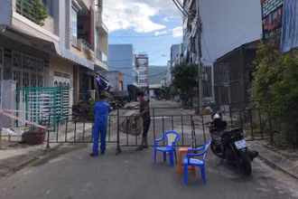 Lực lượng chức năng phong tỏa mềm các đường vào cảng cá Thọ Quang.