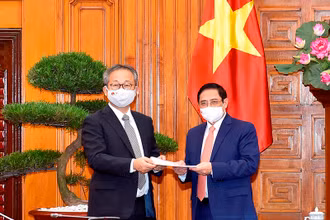 Đại sứ Nhật Bản Yamada Takio chuyển thông điệp của Thủ tướng Nhật Bản Suga Yoshihide gửi Thủ tướng Phạm Minh Chính về việc Chính phủ Nhật Bản quyết định hỗ trợ Việt Nam 1 triệu liều vaccine phòng Covid-19.