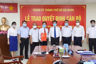 Đồng chí Trần Vũ Quang (thứ 4 từ trái qua) nhận quyết định từ Ủy ban Kiểm tra Thành ủy TP.