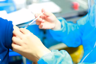 Nhiều địa phương đã và đang triển khai tiêm vaccine cho người dân để nhanh chóng kiểm soát dịch bệnh. Ảnh: Khánh Đoàn