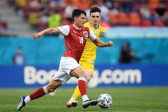 Ukraine (áo vàng) thi đấu nỗ lực nuôi hy vọng đi tiếp. (Ảnh: UEFA)