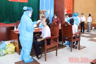 Tập trung lấy mẫu xét nghiệm truy vết tại nhiều địa phương có ca dương tính với Covid-19.