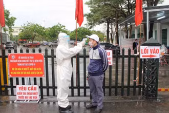 Kiểm tra thân nhiệt tại Bệnh viện Đa khoa Khu vực Cẩm Phả.