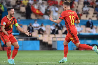 Hai anh em nhà Hazard ăn mừng bàn thắng vào lưới Bồ Đào Nha, giúp Bỉ thẳng tiến vào tứ kết Euro 2020. (Ảnh: UEFA)