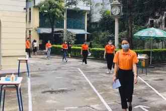 Diễn tập phòng, chống dịch Covid-19 chuẩn bị cho kỳ thi vào lớp 10 tại Trường THPT Phan Đình Phùng, Hà Nội 