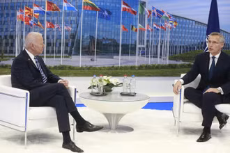 Tổng Thư ký NATO Stoltenberg và Tổng thống Mỹ Biden trong cuộc gặp song phương bên lề Hội nghị cấp cao NATO, tại Bỉ, ngày 14-6. (Ảnh: AP)