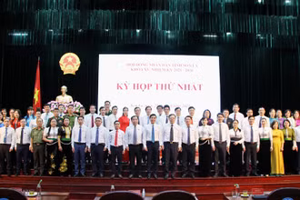 Các đại biểu Hội đồng nhân dân tỉnh Sơn La tại kỳ họp thứ nhất.