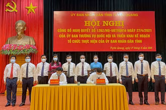 Lãnh đạo tỉnh Tuyên Quang chứng kiến lễ ký bàn giao trách nhiệm quản lý giữa huyện Chiêm Hóa và huyện Lâm Bình.