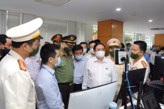 Thủ tướng Chính phủ tham quan hệ thống ứng dụng cơ sở dữ liệu trong thực tiễn.