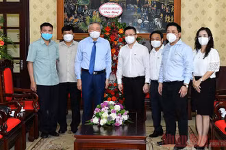 Đồng chí Nguyễn Hòa Bình, Ủy viên Bộ Chính trị, Bí thư Trung ương Đảng, Chánh án Tòa án Nhân dân tối cao chúc mừng tập thể những người làm Báo Nhân Dân. (ẢNH: THỦY NGUYÊN)