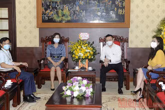 Đoàn Học viện Báo chí và Tuyên truyền tới thăm và chúc mừng Báo Nhân Dân nhân ngày 21-6. (Ảnh: ĐĂNG KHOA)