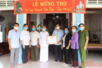 Chủ tịch Ủy ban MTTQ Việt Nam tỉnh Đồng Tháp Lê Thành Công tặng Bằng khen của Ủy ban MTTQ Việt Nam tỉnh cho cụ Nguyễn Văn Khai.