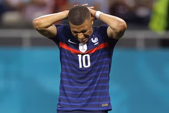 Kylian Mbappe đau khổ sau cú sút luân lưu hỏng ăn trước Thụy Sĩ. (Ảnh: Sky Sports)