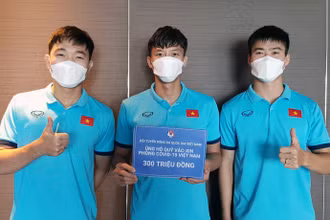 Đội trưởng Quế Ngọc Hải và hai đội phó Lương Xuân Trường, Đỗ Duy Mạnh đại diện đội tuyển Việt Nam ủng hộ 300 triệu đồng vào Quỹ vaccine. (Ảnh: VFF)