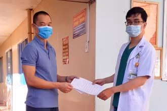 Bệnh nhân 6601 hoàn thành thời gian cách ly y tế được trao giấy ra viện.