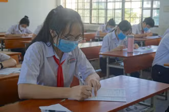 Các thí sinh dự thi vào lớp 10 tại điểm thi trường THPT Phan Châu Trinh.