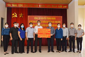 Đồng chí Nguyễn Trọng Nghĩa trao tặng một tỷ đồng cho nhân dân huyện Nậm Pồ.