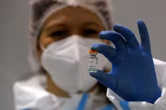 Một lọ vaccine Covid-19 của Sinopharm ở Belgrade, Serbia. (Ảnh: AP)