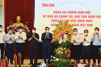Chủ tịch Quốc hội Vương Đình Huệ và các đồng chí lãnh đạo Quốc hội tặng hoa chúc mừng Báo Nhân Dân. Ảnh: Duy Linh