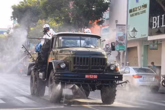 Phun tại vùng phong tỏa, cách ly y tế tại vực tam giác đường Lê Duẩn - Hoàng Hoa Thám - Lý Thái Tổ. (Ảnh: ANH ĐÀO)