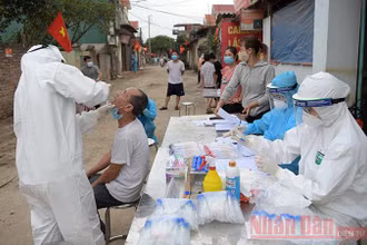 Lấy mẫu xét nghiệm Covid-19 tại huyện Đông Anh, Hà Nội (Ảnh: Duy Linh).