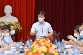 Ban chỉ đạo phòng, chống dịch Covid-19 tỉnh Nghệ An họp khẩn trong khuya 15-6. (Ảnh Thành Cường)