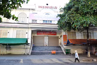 Lực lượng chức năng thực hiện phong tỏa khu B, chợ Cốc Lếu, thành phố Lào Cai. 