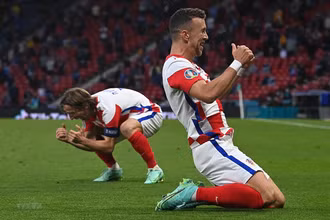 Hai lão tướng kỳ cựu của Croatia Ivan Perisic (phải) và Luka Modric mừng chiến thắng quan trọng của đội nhà trong trận đấu lượt cuối bảng D gặp Scotland. 