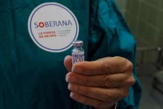 Một liều vaccine ngừa Covid-19 Soberana-02 trong đợt tiêm thử nghiệm giai đoạn 3 ở Cuba. Ảnh: Reuters.