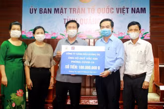 Các doanh nghiệp ở Quảng Trị hưởng ứng lời kêu gọi ủng hộ nguồn lực phòng, chống Covid-19. 