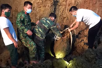Lực lượng công binh Quảng Bình di dời an toàn quả bom ra khỏi khu vực thi công đường sắt tại huyện Tuyên Hóa.