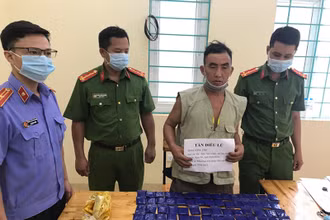 Tẩn Diêu Lù cùng tang vật là 18 nghìn viên ma túy tổng hợp.