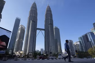 Thủ đô Kuala Lumpur, Malaysia trong ngày đầu tiên thực hiện Lệnh kiểm soát di chuyển (MCO). (Ảnh: AP)