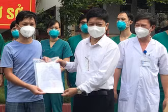 Ông Nguyễn Trọng Khoa, Cục trưởng Cục Quản lý Khám, chữa bệnh chúc mừng bệnh nhân ra viện.