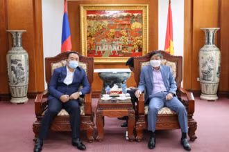 Đại sứ Nguyễn Bá Hùng (phải) cảm ơn ông Phongsavath Senaphouan đã dành sự hỗ trợ quý báu cho Việt Nam trong công tác phòng chống dịch Covid-19.