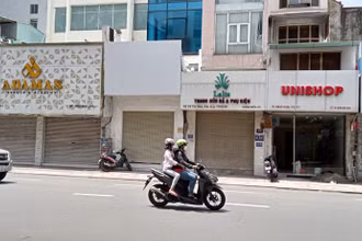 Nhiều cửa hàng ở trung tâm quận 1 tạm đóng cửa để phòng dịch.