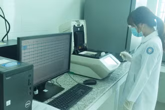 Với hệ thống xét nghiệp Realtime RT-PCR có khả năng xét nghiệm 1.000 mẫu/ngày. 