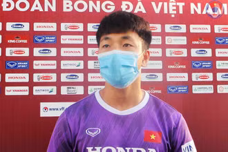 Tiền vệ Huỳnh Công Đến chia sẻ cùng báo giới. 