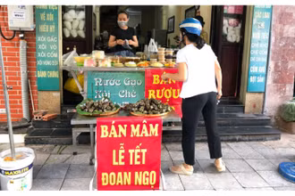Sáng 14-6 - ngày Tết Đoan Ngọ (mồng 5-5 âm lịch), từ sớm, người dân Hà Nội tấp nập mua rượu nếp, hoa quả, bánh gio... về thắp hương.