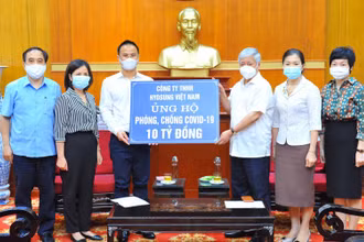 Ông Phạm Minh Cao, đại diện Tập đoàn trao 10 tỷ cho Quỹ phòng, chống Covid-19.