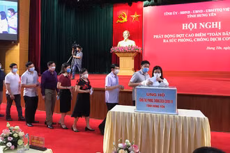 Các cán bộ, công chức, viên chức tỉnh Hưng Yên ủng hộ Quỹ phòng, chống dịch Covid-19.