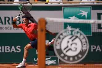 Roger Federer có chiến thắng “tốc hành” trong ngày trở lại mặt sân đất nện ở Roland Garros sau gần hai năm vắng mặt. (Ảnh: Roland Garros)